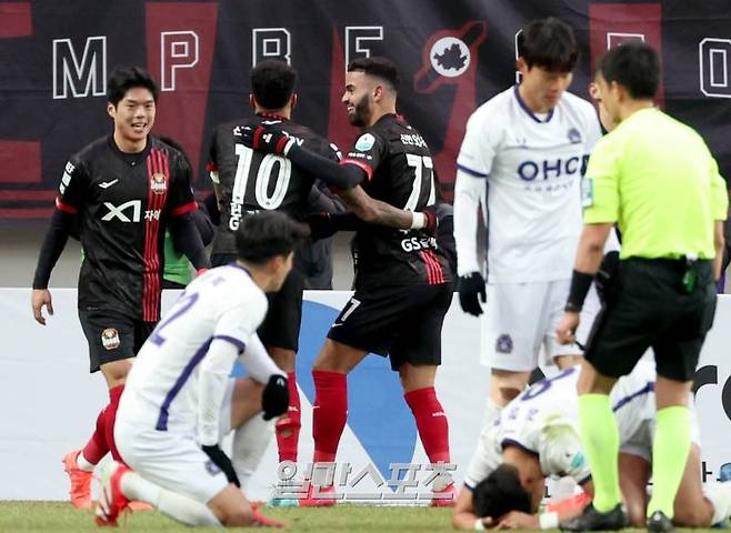 프로축구 '하나은행 K리그1 2025' 2라운드 FC서울과 FC안양의 경기가 22일 오후 서울 마포구 서울월드컵경기장에서 열렸다. 후반 루카스가 추가골을 넣고 린가드와 기뻐하고 있다. 상암=김민규 기자 mgkim1@edaily.co.kr /2025.02.22/