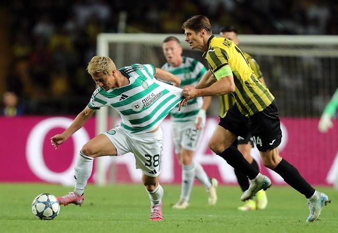<yonhap photo-0401=""> Soccer Football - UEFA Champions League - Play Off - Second Leg - Kairat v Celtic - Ortalyk Stadion, Almaty, Kazakhstan - August 26, 2025 Kairat's Alyaksandr Martynovich in action with Celtic's Daizen Maeda REUTERS/Pavel Mikheyev/2025-08-27 02:10:55/ <저작권자 ⓒ 1980-2025 ㈜연합뉴스. 무단 전재 재배포 금지, AI 학습 및 활용 금지></yonhap>