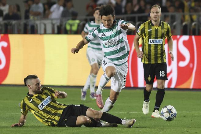 <yonhap photo-0617=""> Kairat's Ofri Arad, left, fights for the ball with Celtic's Hyunjun Yang during the Champions League playoff second leg soccer match between Kairat and Celtic at Ortalyk stadium in Almaty, Kazakhstan, Tuesday, Aug. 26, 2025. (AP Photo/Alikhan Sariyev)/2025-08-27 03:09:03/ <저작권자 ⓒ 1980-2025 ㈜연합뉴스. 무단 전재 재배포 금지, AI 학습 및 활용 금지></yonhap>