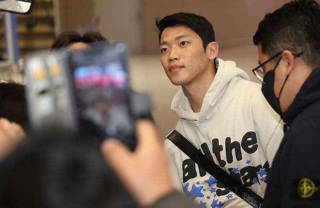 <yonhap photo-4004=""> 팬들에게 인사하는 황희찬 (영종도=연합뉴스) 김성민 기자 = 2026 북중미 월드컵 3차 예선을 앞둔 대한민국 남자 축구 국가대표팀 황희찬이 17일 인천국제공항 제2터미널을 통해 귀국해 팬들에게 인사하고 있다. 2025.3.17 ksm7976@yna.co.kr/2025-03-17 18:17:39/ <저작권자 ⓒ 1980-2025 ㈜연합뉴스. 무단 전재 재배포 금지, AI 학습 및 활용 금지></yonhap>