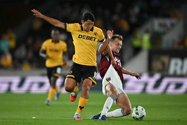 황희찬이 주장 완장을 차고 피치를 누볐다. 사진=AFP 연합뉴스