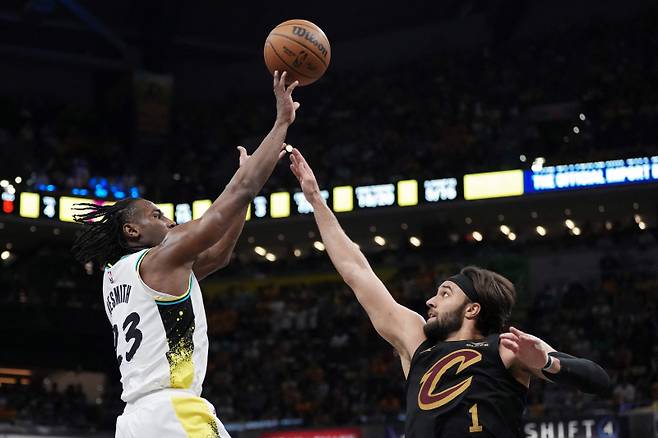 <yonhap photo-2933=""> INDIANAPOLIS, INDIANA - MAY 11: Aaron Nesmith #23 of the Indiana Pacers attempts a shot while being guarded by Max Strus #1 of the Cleveland Cavaliers in the second quarter during Game Four of the Eastern Conference Semifinals at Gainbridge Fieldhouse on May 11, 2025 in Indianapolis, Indiana. NOTE TO USER: User expressly acknowledges and agrees that, by downloading and or using this photograph, User is consenting to the terms and conditions of the Getty Images License Agreement. Dylan Buell/Getty Images/AFP (Photo by Dylan Buell / GETTY IMAGES NORTH AMERICA / Getty Images via AFP)/2025-05-12 12:05:10/ <저작권자 ⓒ 1980-2025 ㈜연합뉴스. 무단 전재 재배포 금지, AI 학습 및 활용 금지></yonhap>