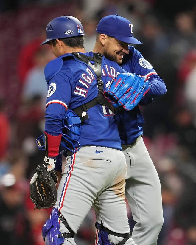 <yonhap photo-2934=""> CINCINNATI, OHIO - APRIL 01: Nathan Eovaldi #17 of the Texas Rangers embraces teammate Kyle Higashioka #11 following a baseball game against the Cincinnati Reds at Great American Ball Park on April 01, 2025 in Cincinnati, Ohio. Jeff Dean/Getty Images/AFP (Photo by Jeff Dean / GETTY IMAGES NORTH AMERICA / Getty Images via AFP)/2025-04-02 10:29:42/ <저작권자 ⓒ 1980-2025 ㈜연합뉴스. 무단 전재 재배포 금지, AI 학습 및 활용 금지></yonhap>
