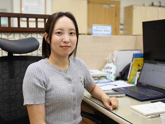 경주시청에서 근무하는 일본 공무원 다카야마 씨. [사진=경주시청]