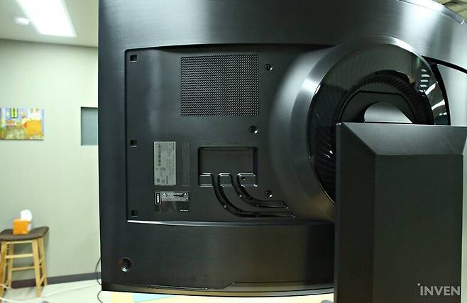 ▲ 원 커넥트 박스 덕택에 모니터 연결 단자 파트가 깔끔합니다