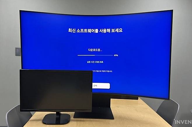 ▲ 업데이트하는 동안 24인치 모니터와 크기를 비교해 봤습니다