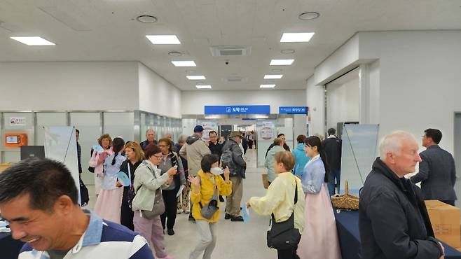 강정항 크루즈터미널 도착장.