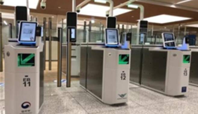 무인심사대가 설치된 출입국장 내부.