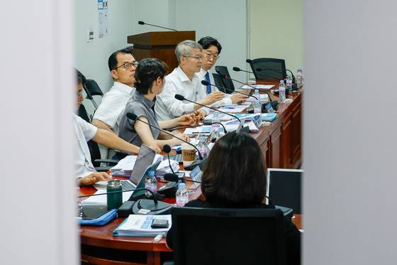 더불어민주당 국민주권 검찰 정상화 특별위원회 민형배 위원장과 이용우 간사가 국회의원회관에서 검찰개혁 당론안 초안 마련을 위한 비공개 회의를 하고 있다. 뉴스1