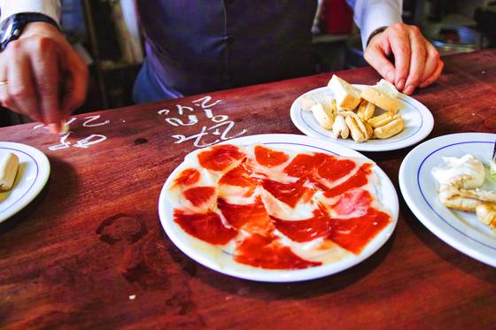 도토리를 먹고 자란 흑돼지 하몽은 고소한 풍미와 쫄깃한 식감이 특징이다.