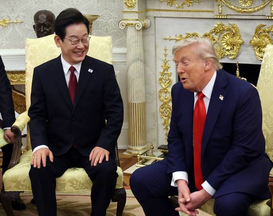 이재명 대통령이 25일(현지시간) 미국 워싱턴DC 백악관 오벌 오피스에서 도널드 트럼프 미국 대통령과 한미정상회담을 하고 있다. 김현동 기자