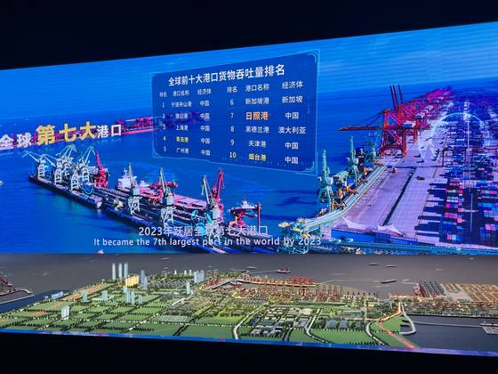 르자오항의 모습을 담은 조형물과 홍보영상. 김매화 기자