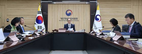 고학수 개인정보보호위원회 위원장이 지난 4월 서울 종로구 정부서울청사에서 열린 2025년 제8회 전체회의에서 모두발언을 하고 있다. [뉴스1]