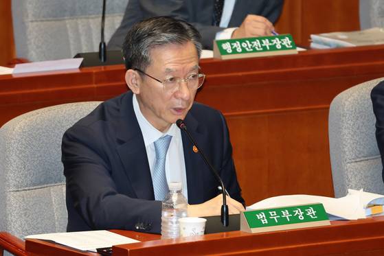 정성호 법무부 장관이 26일 오전 서울 여의도 국회에서 열린 제428회 국회(임시회) 예산결산특별위원회 2차 전체회의에서 의원 질의에 답변하고 있다. 뉴스1