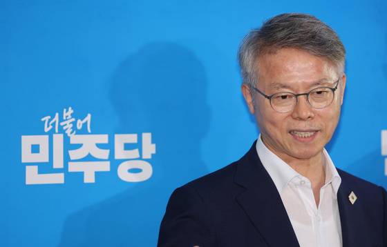 27일 서울 여의도 국회에서 더불어민주당 민형배 의원이 검찰개혁 관련 브리핑을 하고 있다. 연합뉴스