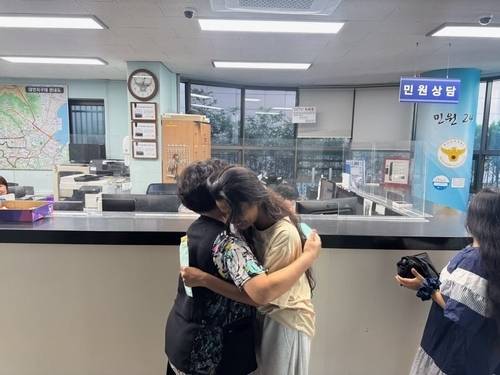 ▲ 등록금 봉투 찾아준 시민과 유학생 [부산 남부경찰서 제공=연합뉴스]