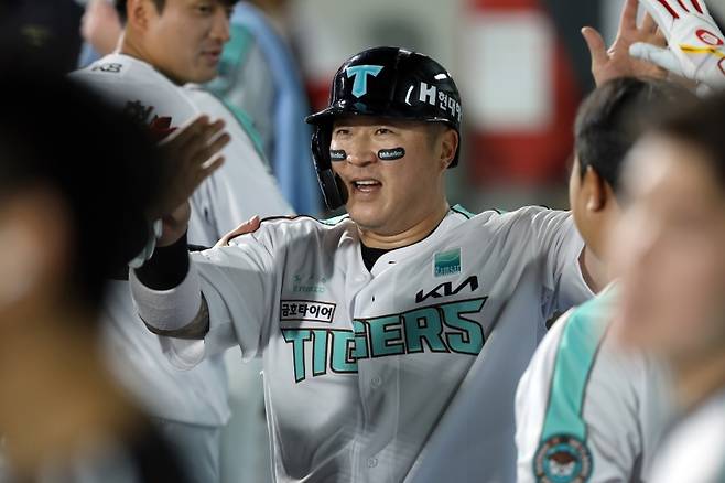 ▲ 홈런을 친 뒤 더그아웃에 들어와 하이파이브하는 최형우 [KIA타이거즈]