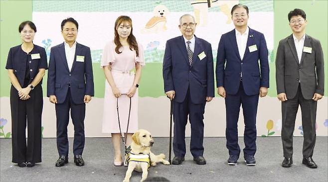 26일 열린 삼성화재 안내견학교 개교 32주년 기념식﻿에서 김소현 해마루반려동물의료재단 이사장(왼쪽부터), 이문화 삼성화재 사장, 김예지 국민의힘 의원, 이수성 장애인먼저실천운동본부 이사장﻿, 이연희 더불어민주당 의원, 박태진 삼성화재 안내견학교장이 안내견과 함께 서 있다.  삼성화재 제공﻿
