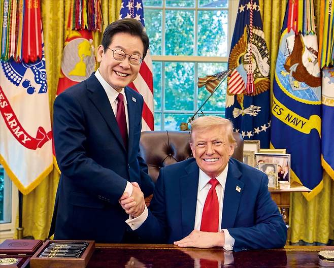 < 백악관 집무실서 활짝 웃는 韓·美 정상 > 이재명 대통령이 25일(현지시간) 미국 워싱턴DC 백악관 집무실(오벌오피스)에서 열린 첫 한·미 정상회담을 마친 뒤 도널드 트럼프 미국 대통령과 악수하고 있다. 약 2시간20분간 이어진 회담은 전반적으로 화기애애했다는 것이 양측의 평가다. 이 대통령은 이날 회담 후 외교·안보 싱크탱크인 전략국제문제연구소(CSIS) 초청 강연에 참석해 한·미 관계를 ‘미래형 포괄적 전략동맹’으로 규정했다.  연합뉴스