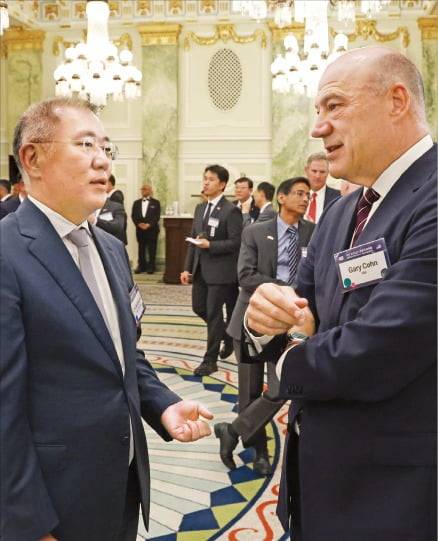 (3) 정의선 현대자동차그룹 회장(왼쪽)이 게리 콘 IBM 부회장과 대화하고 있다.  연합뉴스
