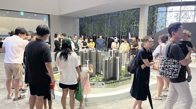경기도 과천시 주암동에 지어지는 '디에이치 아델스타' 모형도를 보는 예비 청약자들. 사진=현대건설