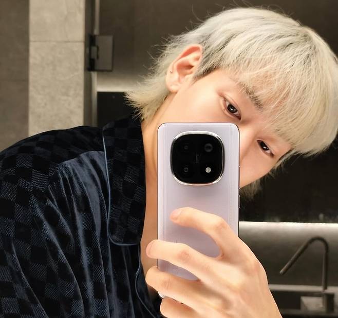 그룹 갓세븐(GOT7) 뱀뱀이 앰배서더로 활동 중인 샤오미의 스마트폰 '레드미 노트14' 시리즈를 들고 있다. 사진=뱀뱀 인스타그램 계정 갈무리