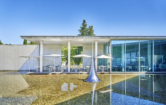 안도 타다오의 건축물과 연못 내 스기모토 히로시의 작품이 조화롭다 / 사진. ©Richard Haughton