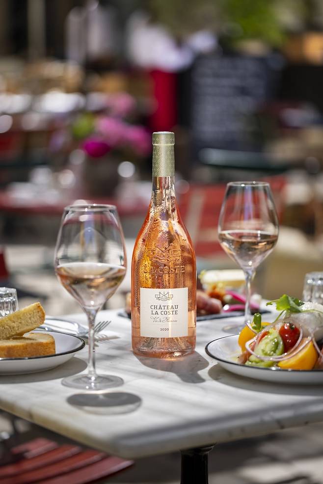 샤토 라 코스트만의 테루아가 담긴 로제 와인 / 사진. ©Herve Fabre