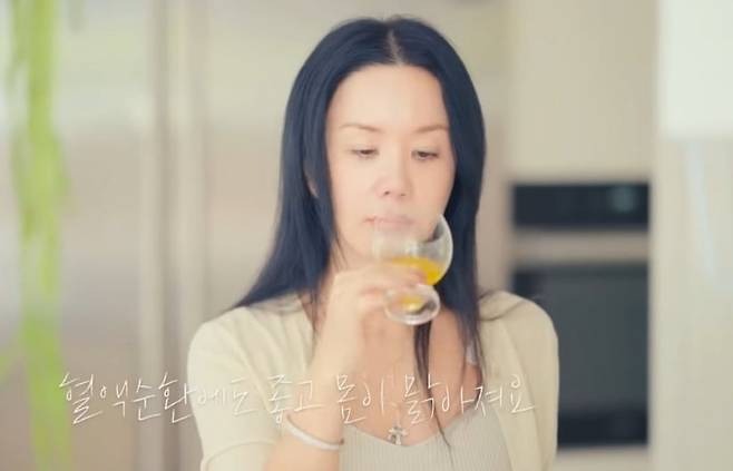 엄정화가 자신의 유튜브 채널에서 '올레샷' 음료를 만들어 마시는 모습. 사진=유튜브 캡처