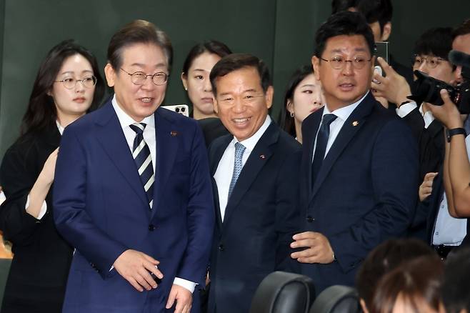 지난 4월21일 더불어민주당 대선 예비후보였던 이재명 대통령이 서유석 금융투자협회장과 서울 여의도 금융투자협회에서 열린 '자본시장 활성화를 위한 정책간담회'에 참석하고 있다. 사진=강은구 한국경제신문 기자