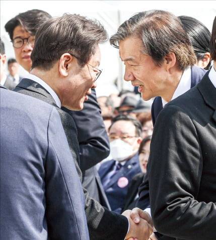 지난해 4월 19일 총선 이후 처음 만나 인사하는 당시 이재명 민주당 대표, 조국 조국혁신당 대표. / 사진=뉴스1