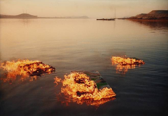 이승택, 〈무제(하천에 떠내려가는 불타는 화판)〉, 1988. 종이에 크로모제닉프린트, 81.5 × 116 cm. / 국립현대미술관 소장 및 제공