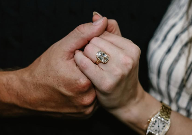 테일러 스위프트가 공개한 약혼반지도 화제를 모았다. 빈티지 커팅으로 마치 할머니의 반지 같은 디자인이지만 전문가들은 유행을 예감하고 있다. SNS 캡처