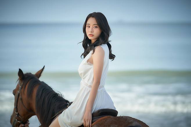 넷플릭스 오리지널 시리즈 <애마>에서 신인 배우 주애(방효린)가 말을 타고 <애마부인>의 한 장면을 연기하고 있다. 넷플릭스 제공
