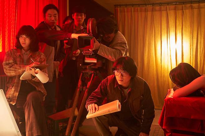넷플릭스 오리지널 시리즈 <애마> 속 곽인우 감독(조현철·가운데)이 <애마부인> 촬영 현장을 숨죽여 바라보고 있다. 넷플릭스 제공