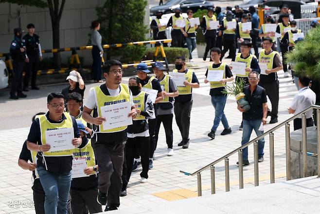 “현대제철, 불법파견·부당노동행위 멈춰라” 민주노총 현대제철비정규직지회 소속 노동자들이 27일 서울 서초구 대검찰청 앞에서 ‘불법파견·교섭거부 현대제철 비정규직 집단 고소 기자회견’을 연 뒤 고소장을 제출하고 있다. 권도현 기자 lightroad@kyunghyang.com