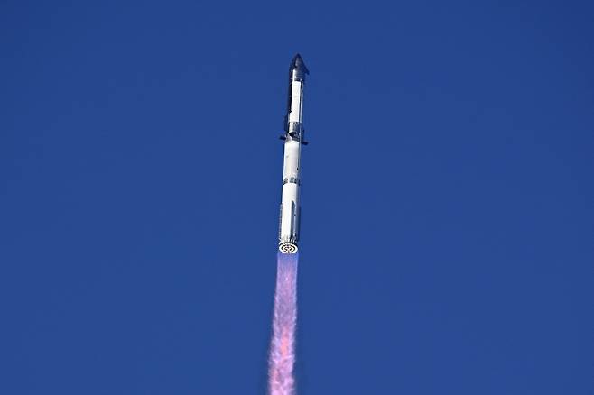 스페이스X 스타십 로켓이 26일(현지시간) 미국 텍사스주 스타베이스 발사장에서 10번째 시험비행을 위해 화염을 뿜으며 날아오르고 있다. UPI연합뉴스