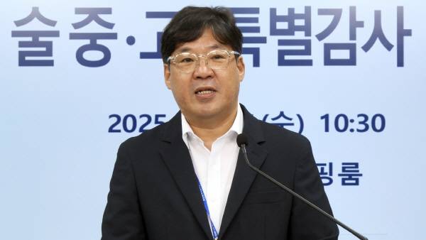 27일 부산시교육청 브리핑룸에서 김광모 감사관이 A예술고 특별감사 결과에 대해 말하고 있다.