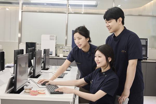 부산과학기술대 치기공과에서 3D 모델링을 통한 디지털 치기공 실습이 진행되고 있다.  부산과학기술대 제공