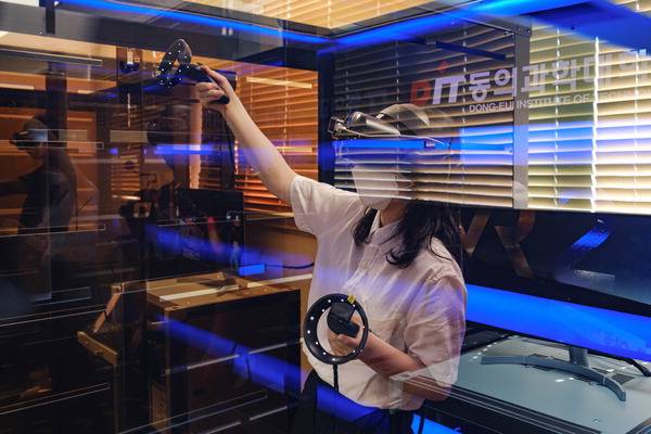 동의과학대에 마련된 ‘AI 카페’에서 체험 중인 학생. 동의과학대 제공