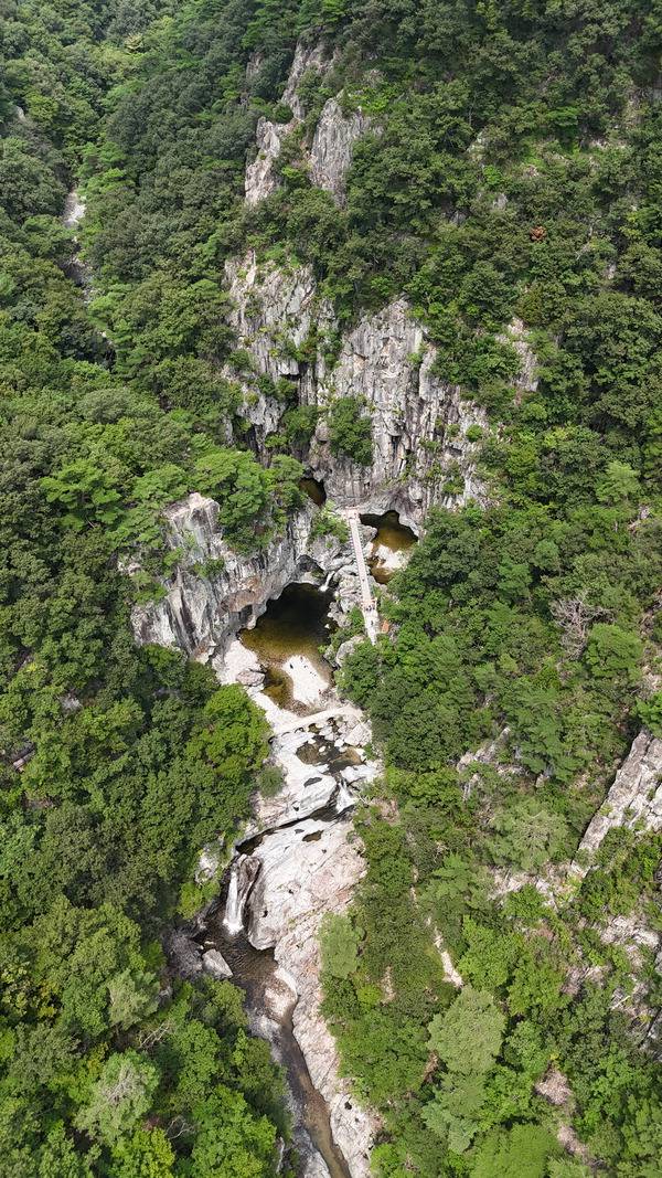 취재팀은 소금강 전망대에서 드론을 띄워 정선이 그린 ‘내연삼용추도’ 그림과 같은 모습으로  사진을 담아 보았다. 사진 맨 아래 폭포는 잠룡폭포이며 그 위 작은 폭포는 무풍폭포이다. 관음폭포는 연산구름다리 아래 두물 줄기가 감로담에 떨어지며 왼쪽 바위 벼랑은 비하대, 오른쪽 천길 절벽은 학소대인데 연산폭포는 비하대에 가려 안보인다.