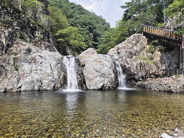 ‘사자 쌍폭’으로 불리는 상생폭포.