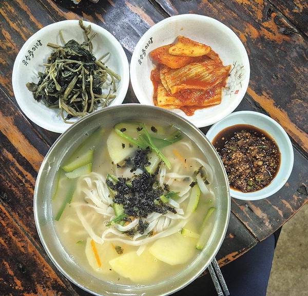 보경사 입구에 위치한 우리밀 칼국수.