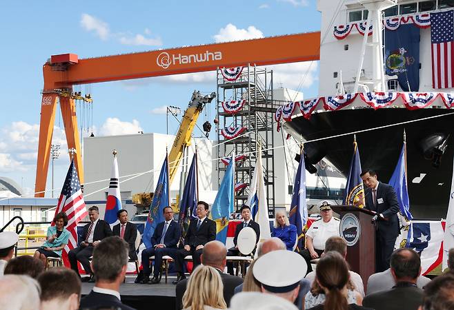 Hanwha Group Vice Chairman Kim Dong-kwan delivers a welcome address at a ship-naming ceremony held at the Hanwha Philly Shipyard in Philadelphia on Tuesday, attended by President Lee Jae Myung, Pennsylvania Gov. Josh Shapiro and other officials. [HANWHA]