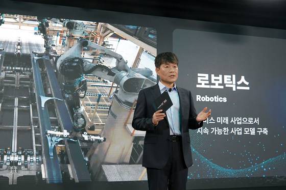 Hyundai Mobis President and CEO Lee Gyu-suk presents the company’s future growth strategy and detailed execution plans at the 2025 CEO Investor Day at the Fairmont Ambassador Seoul in western Seoul on Aug. 27. [HYUNDAI MOBIS]