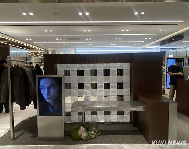 러프사이드가 지난 26일 서울 신세계백화점 강남점에 매장을 오픈했다. 매장 출입구는 직조 구조물을 활용해 ‘순환과 직조’의 이미지를 표현했다. 심하연 기자&nbsp;