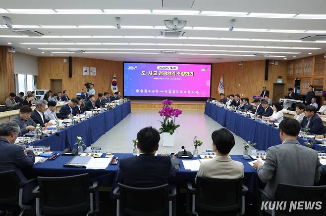 충남도는 27일 논산시청 대회의실에서 ‘2025년 제4회 도·시군 정책현안 조정회의’를 개최한데 이어 논산시 정책현장방문을 실시했다고 밝혔다.&nbsp;