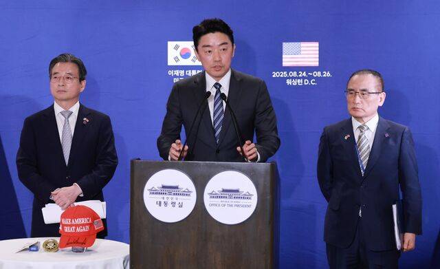 강훈식 대통령비서실장이 25일(현지시간) 미국 워싱턴DC 한국프레스센터에서 한·미 정상회담 결과를 브리핑하고 있다. 왼쪽부터 김용범 정책실장, 강 비서실장, 위성락 국가안보실장. 연합뉴스