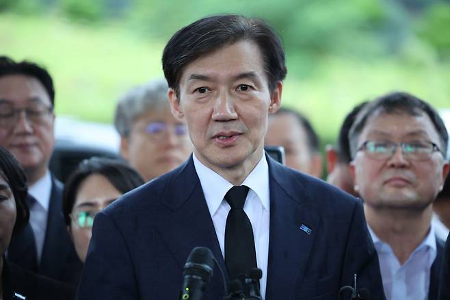 조국 조국혁신당 혁신정책연구원장이 26일 광주 북구 국립5·18민주묘지를 찾아 참배한 뒤 취재진의 질문에 답변하고 있다. 연합뉴스