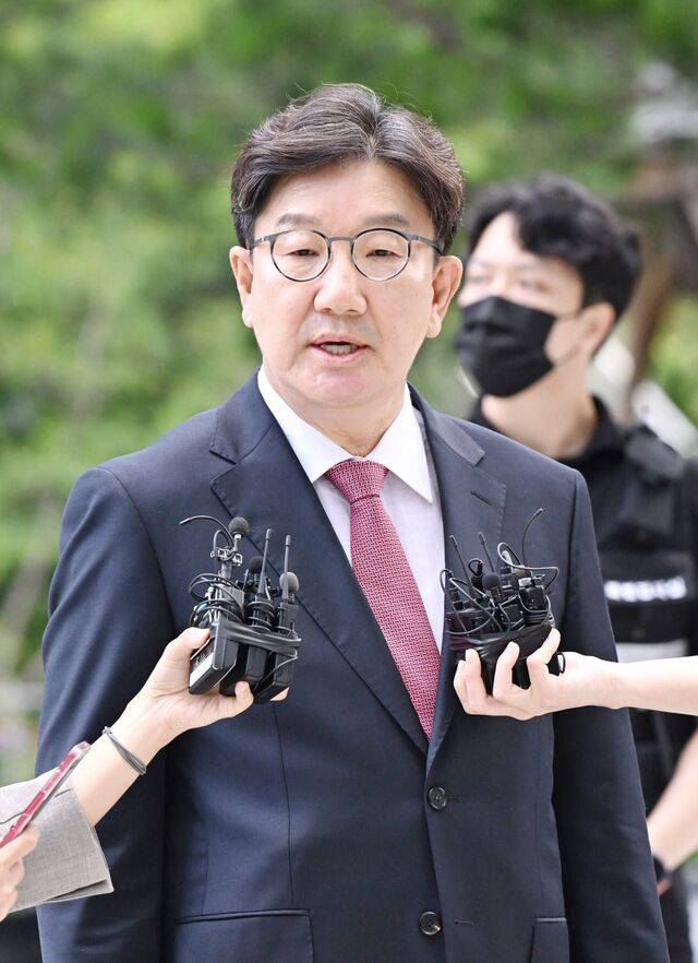 권성동 국민의힘 의원이 27일 서울 종로구 KT광화문웨스트빌딩 김건희 특검 사무실로 출석하고 있다. 권 의원은 정치자금법 위반 혐의 피의자 신분으로 조사를 받았다. 최현규 기자